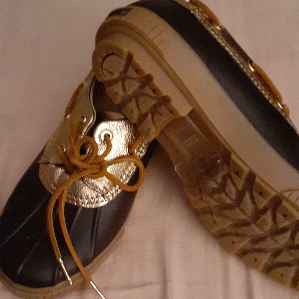 Low ankle duck boots